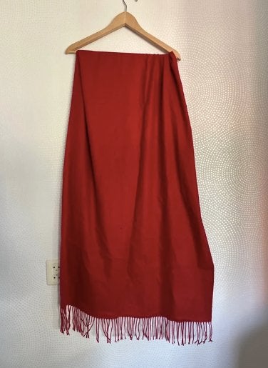 Rode sjaal met franjes, Maat 46/48 (XL) of groter, Ophalen of Verzenden, Sjaal, Onbekend