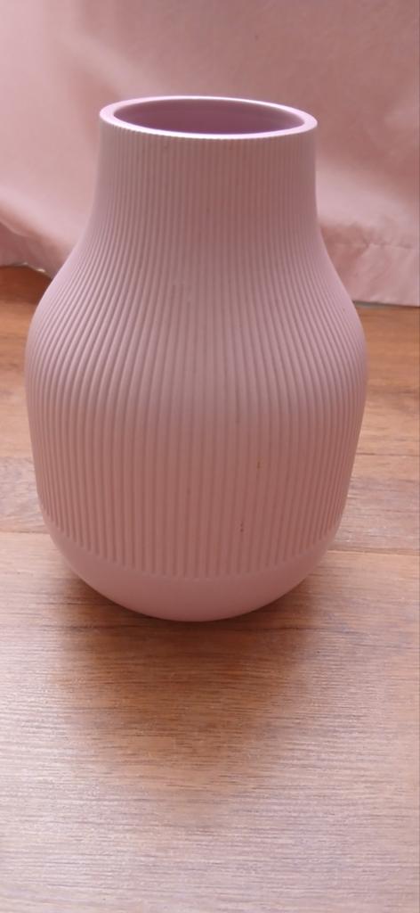 IKEA VASE RILLAD - Roze geribbelde vaas, Overige kleuren, Aardewerk of Porselein, Ophalen of Verzenden, Zo goed als nieuw