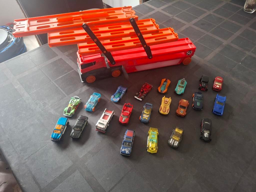 Hot Wheels Mega Truck met 20 auto's, Ophalen, Gebruikt