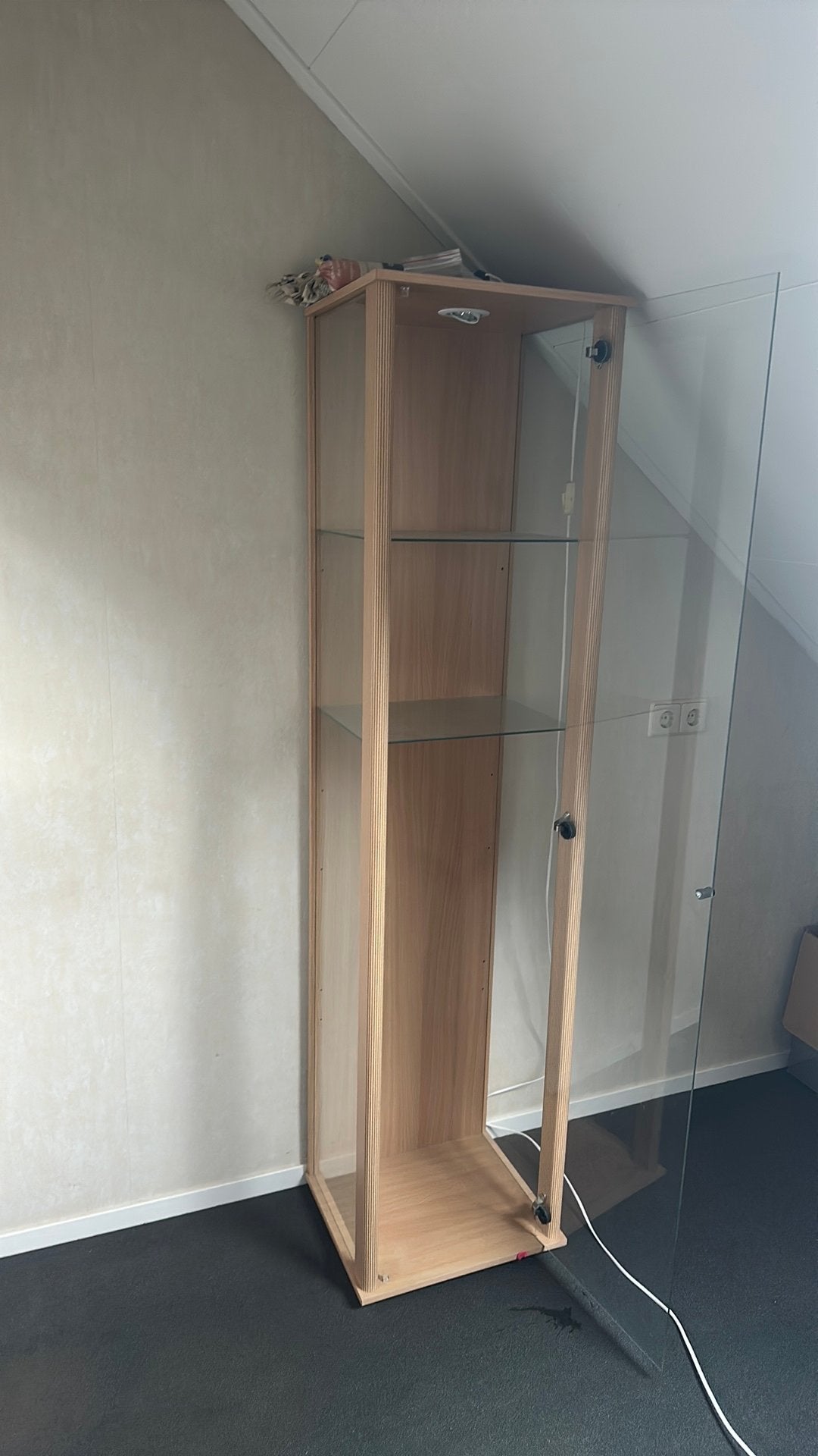 Vitrinekast, Ophalen, 150 tot 200 cm, 25 tot 50 cm, Glas