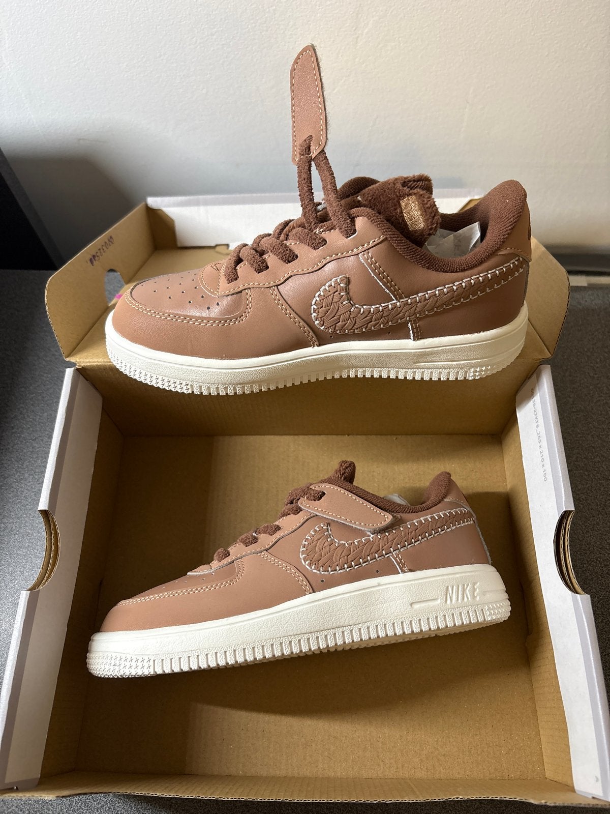 Nike Air Force 1 Bruin - Nieuw in doos maat 33, Ophalen, Jongen of Meisje, Schoenen, Nieuw