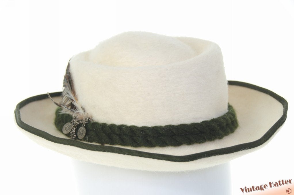 Vintage Dameshoed wit zacht haarvilt met koord en veren 55=S, Ophalen of Verzenden, Gedragen, 55 cm (S, 6⅞ inch) of minder, Hoed