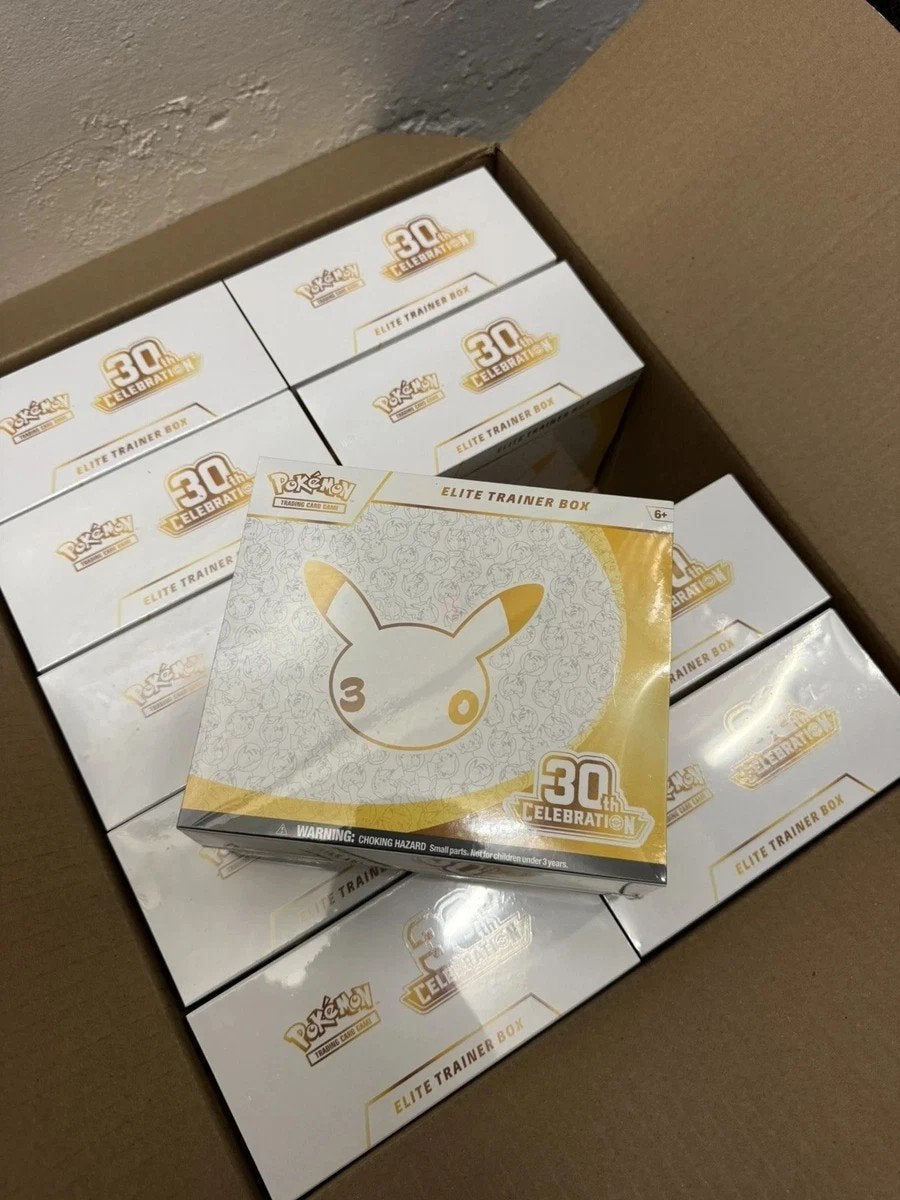 pokemon 30th anniversary etb nog 2 stuks €139,95 p.s, Ophalen, Nieuw