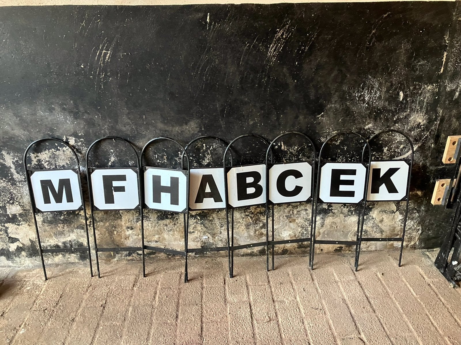 Te koop paardrijbak letters, Ophalen