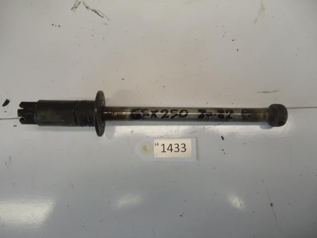 GSX250E 1980 - 1982 Suzuki As As achterwiel D1-33593, Motoren