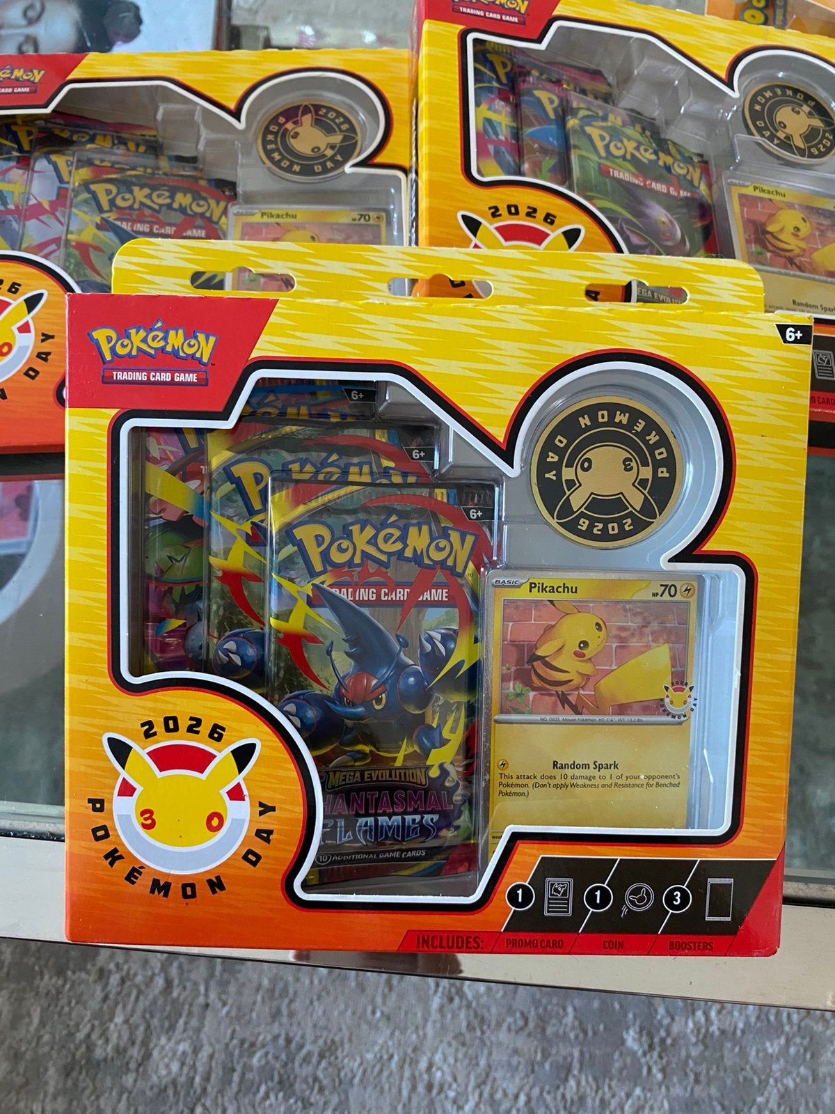 Pokémon Day 2026 Pikachu Box - Nieuw en Geseald, Hobby en Vrije tijd, Verzamelkaartspellen | Pokémon, Nieuw, Overige typen, Ophalen of Verzenden
