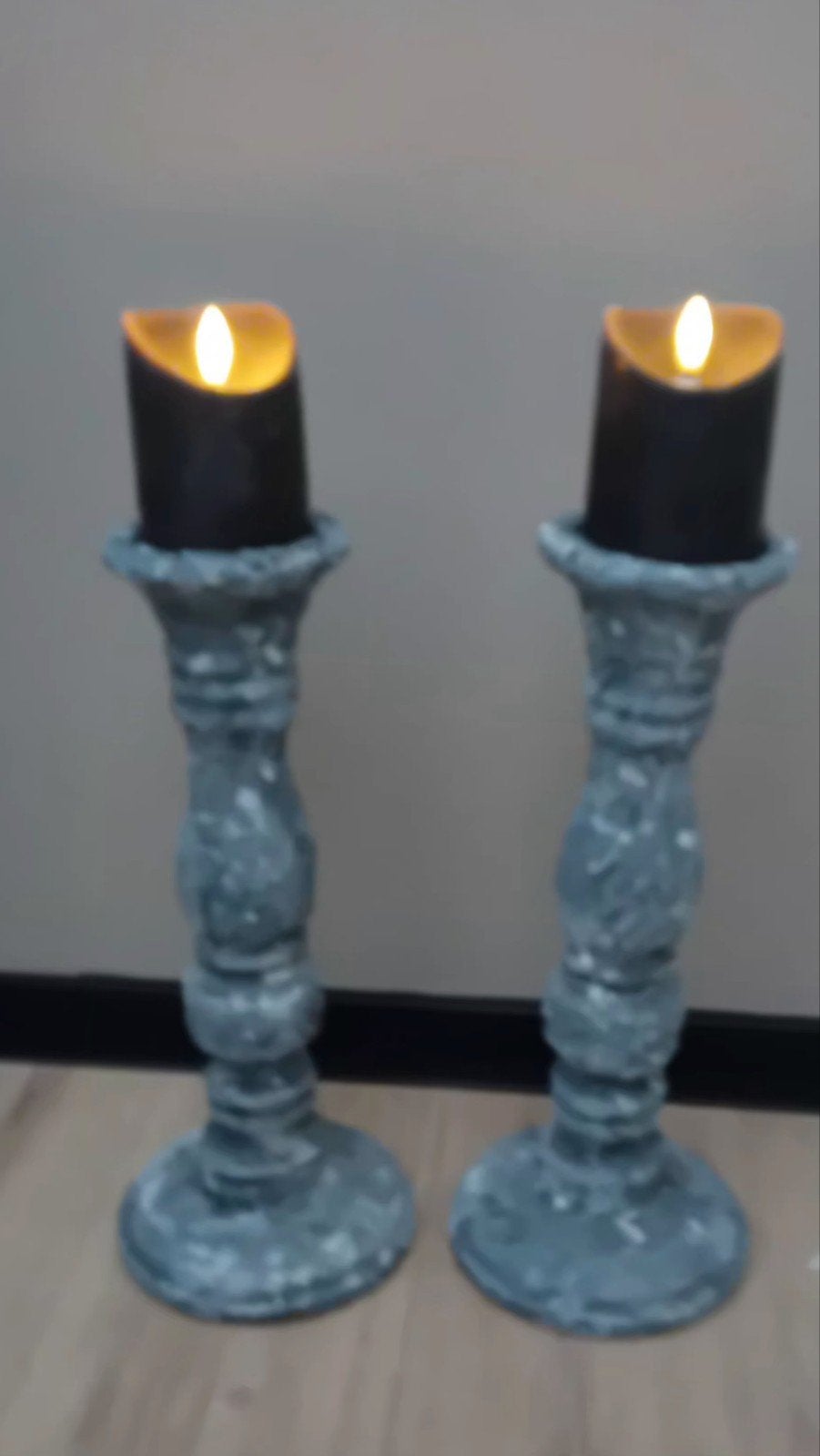 2 Betonlook Kandelaars - Origineel Hout - 38 cm Hoog, Ophalen, Zo goed als nieuw, Grijs, Kandelaar