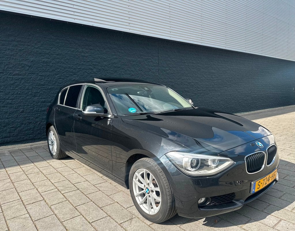 BMW 1-serie 116i automaar/airco/LM/navi/ schuifdak/ sport, Auto's, BMW, Euro 6, 4 cilinders, Zwart, 650 kg