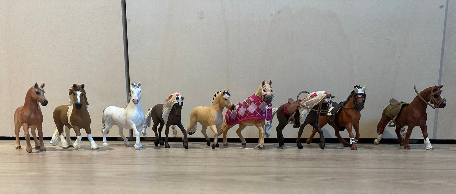 Grote Schleich paardenset met stal, auto en veel paarden, Ophalen, Gebruikt, Jongen of Meisje