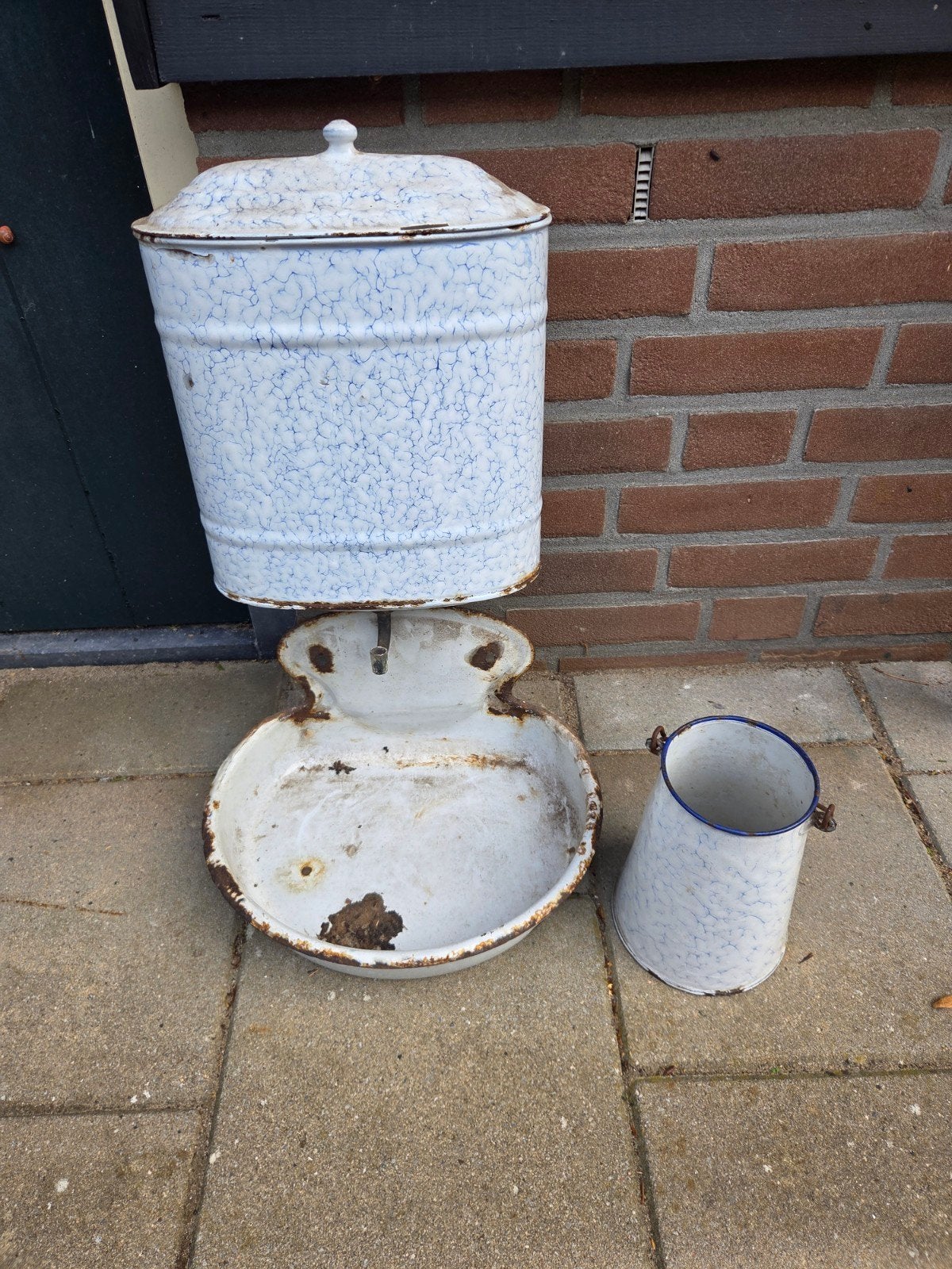 Oude geëmailleerde waterketel met opvangbak en kan, Antiek en Kunst, Ophalen of Verzenden