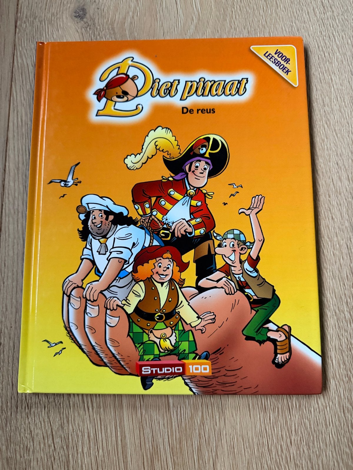 Piet Piraat: De Reus - Studio 100 Voorleesboek, Ophalen of Verzenden, Zo goed als nieuw, Fictie algemeen