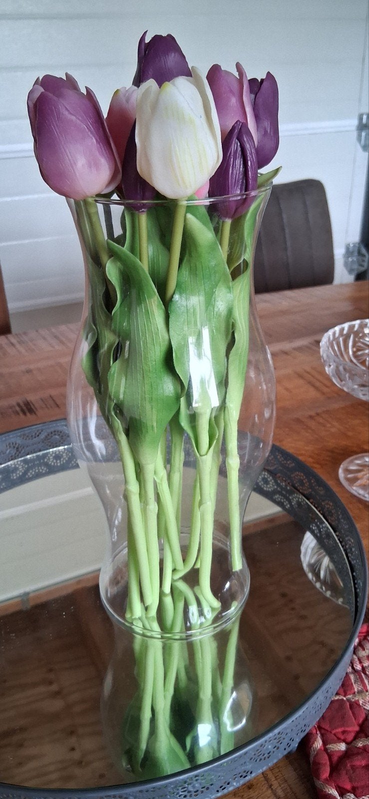 kunsttulpen in de glazen vaas, Ophalen of Verzenden, Zo goed als nieuw