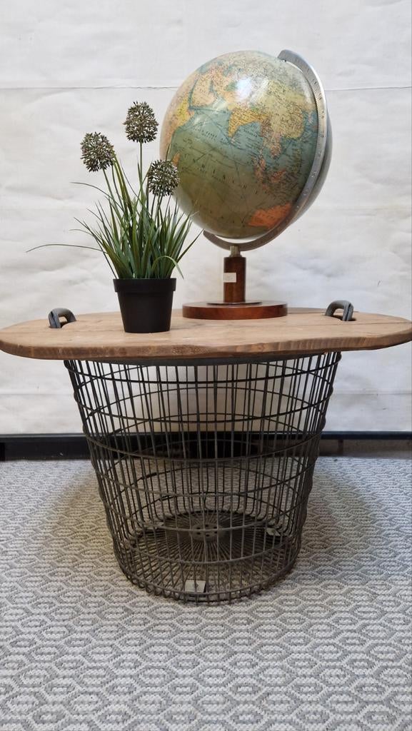 leuke industriele bijzettafel van oude mand en oud hout, Ophalen