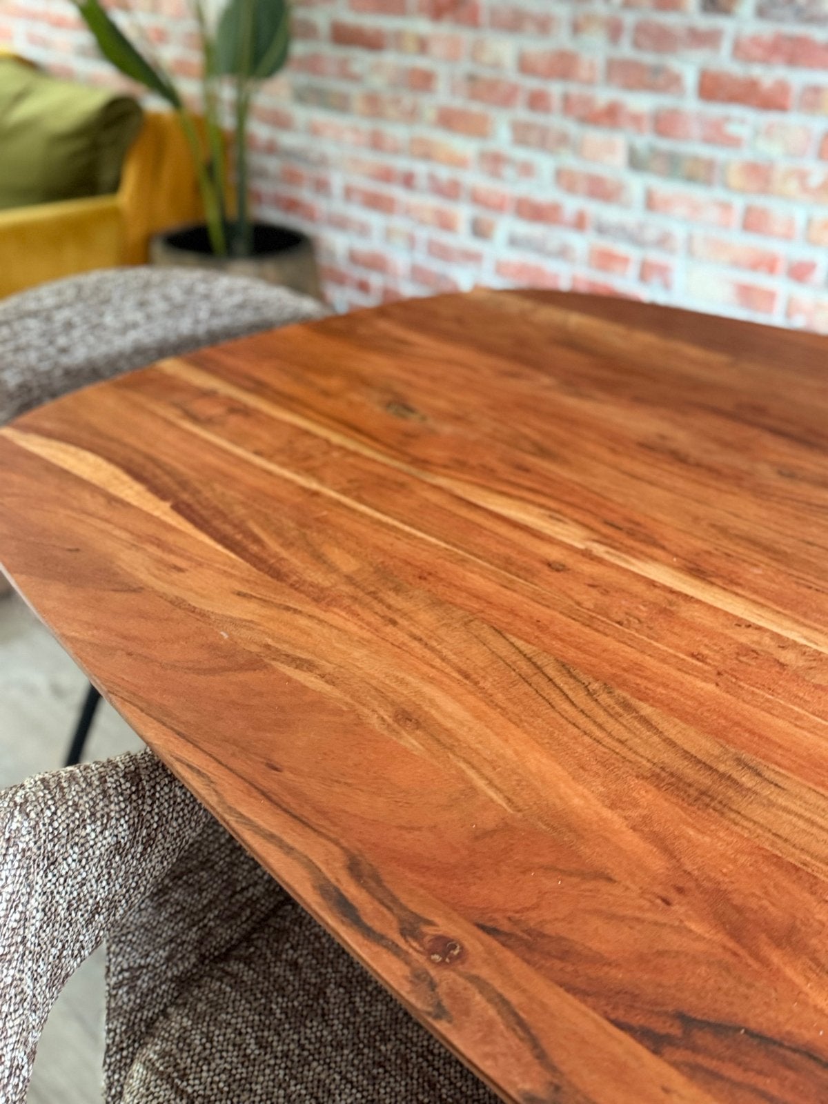 Elegante eettafel van acaciahout met metalen onderstel, Ophalen, 100 tot 150 cm, 200 cm of meer, Zo goed als nieuw
