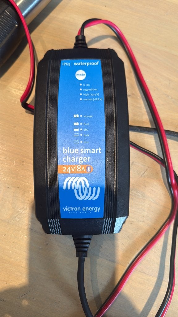 VICTRON acculader 24 volt, Ophalen of Verzenden, Zo goed als nieuw, Motor en Techniek