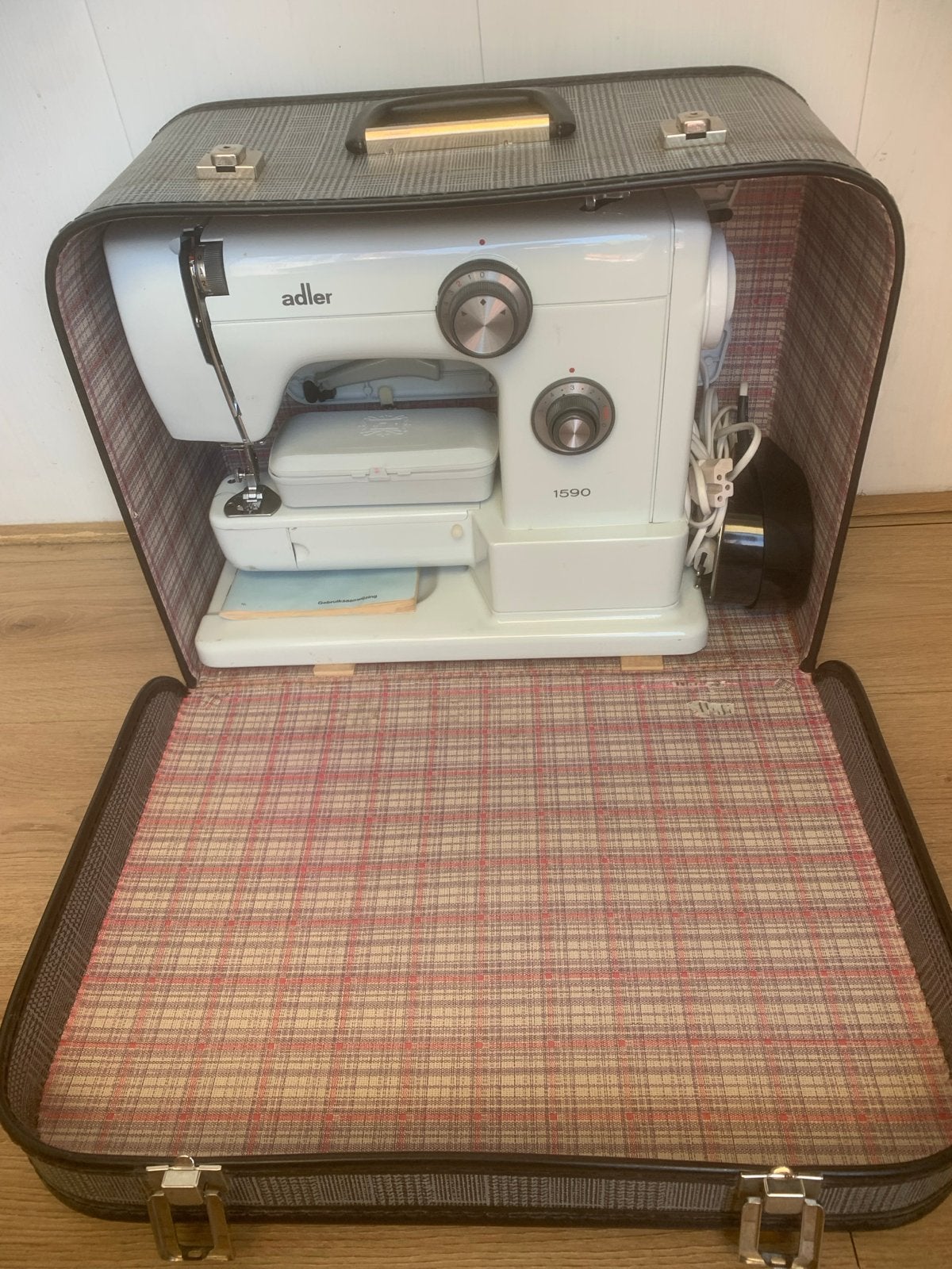 Adler 1590 Naaimachine met koffer en handleiding, Hobby en Vrije tijd, Naaimachines en Toebehoren, Ophalen of Verzenden, Gebruikt