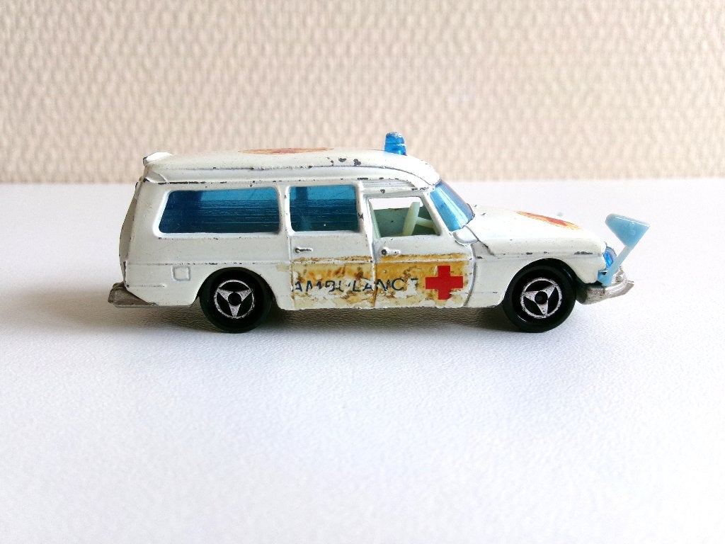 Citroën DS 21 Ambulance 1:65 Majorette (mist 1 vlag, gn ovp), Ophalen of Verzenden, Gebruikt, Auto