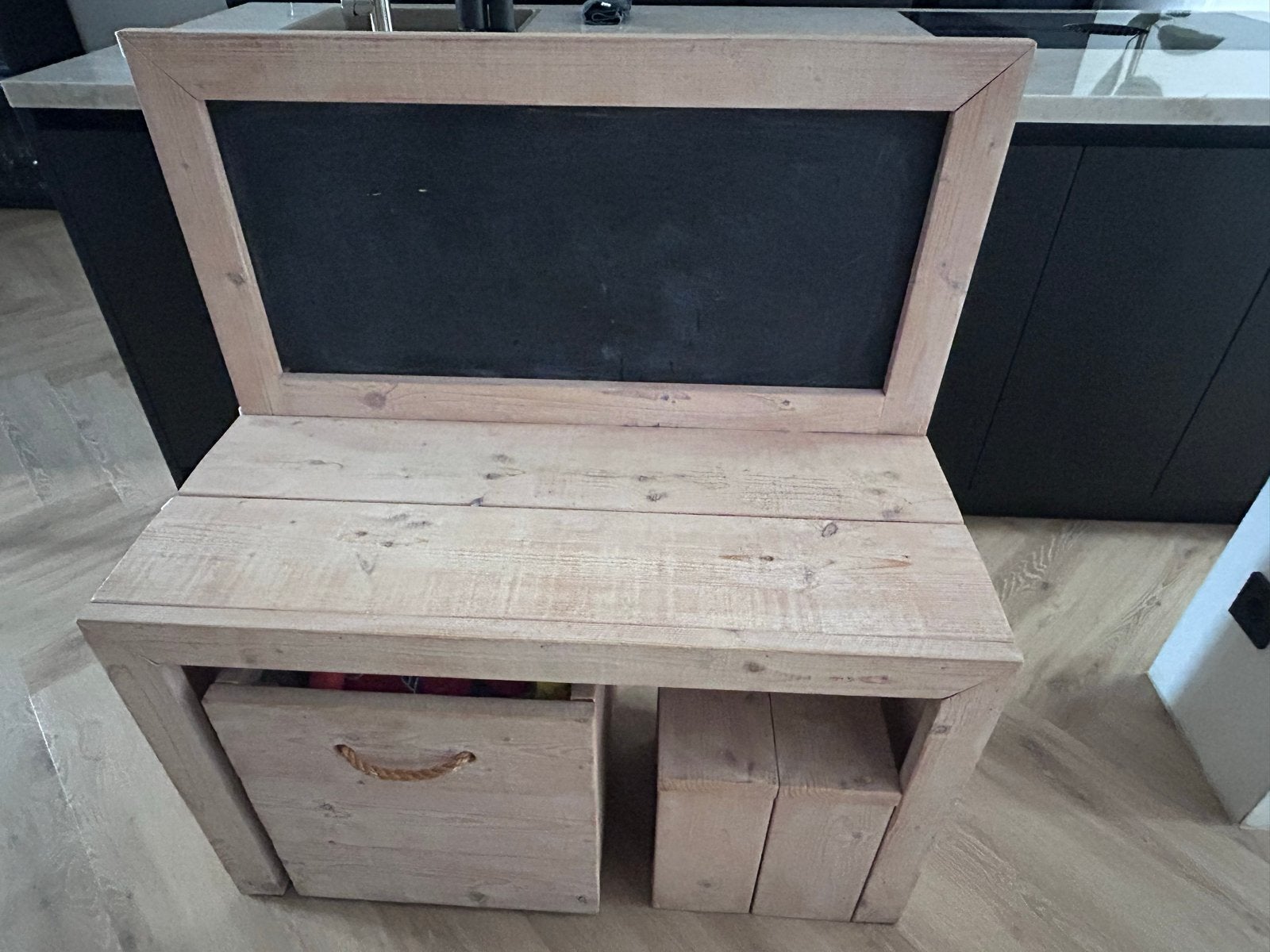 Steigerhouten kinderbureau met krijtbord en opbergbak, Ophalen of Verzenden, Gebruikt, Tafel