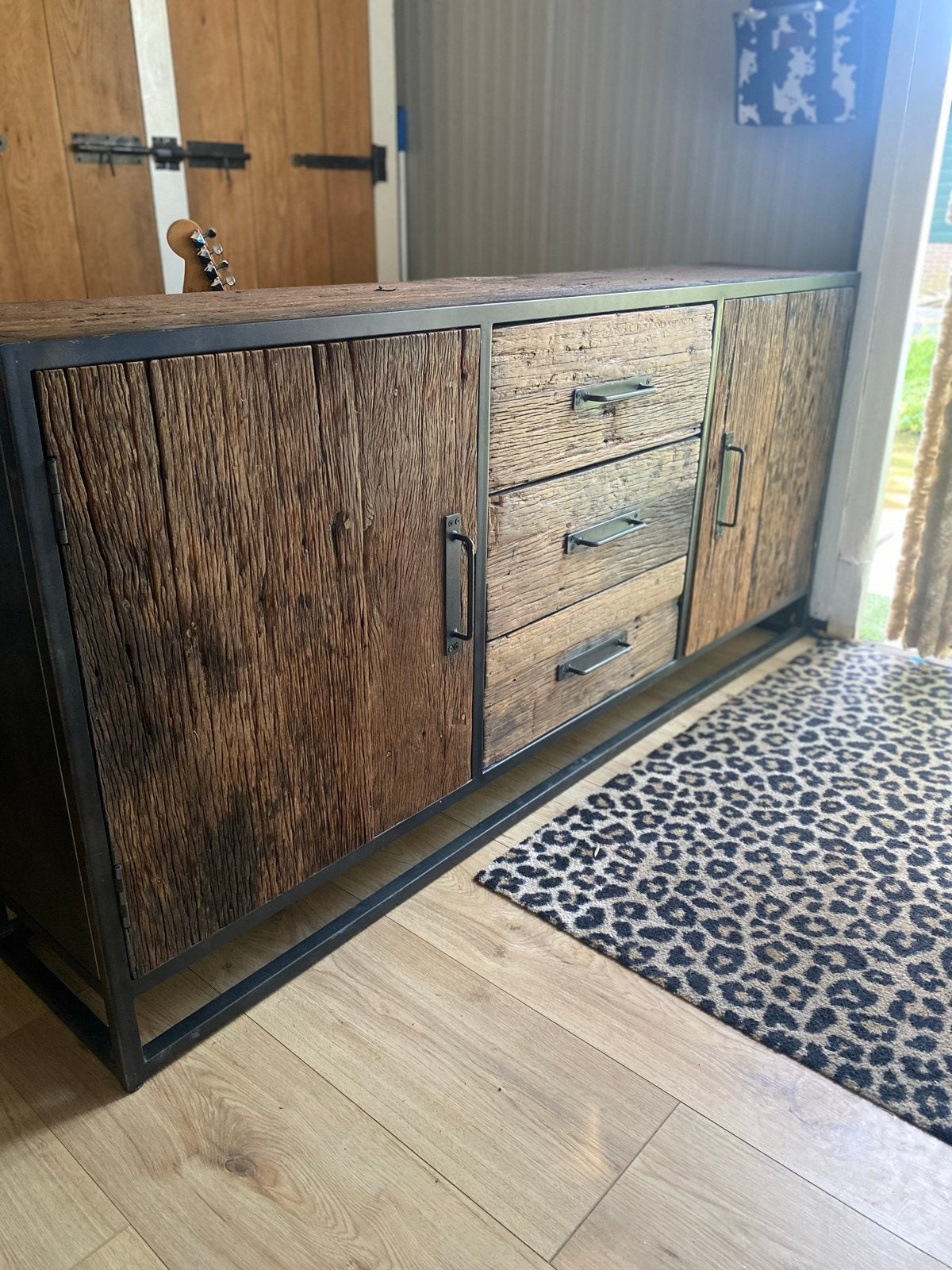 Industriële dressoir van hout en metaal 1.80m breed, Ophalen, 150 tot 200 cm, Zo goed als nieuw, Met lade(s)