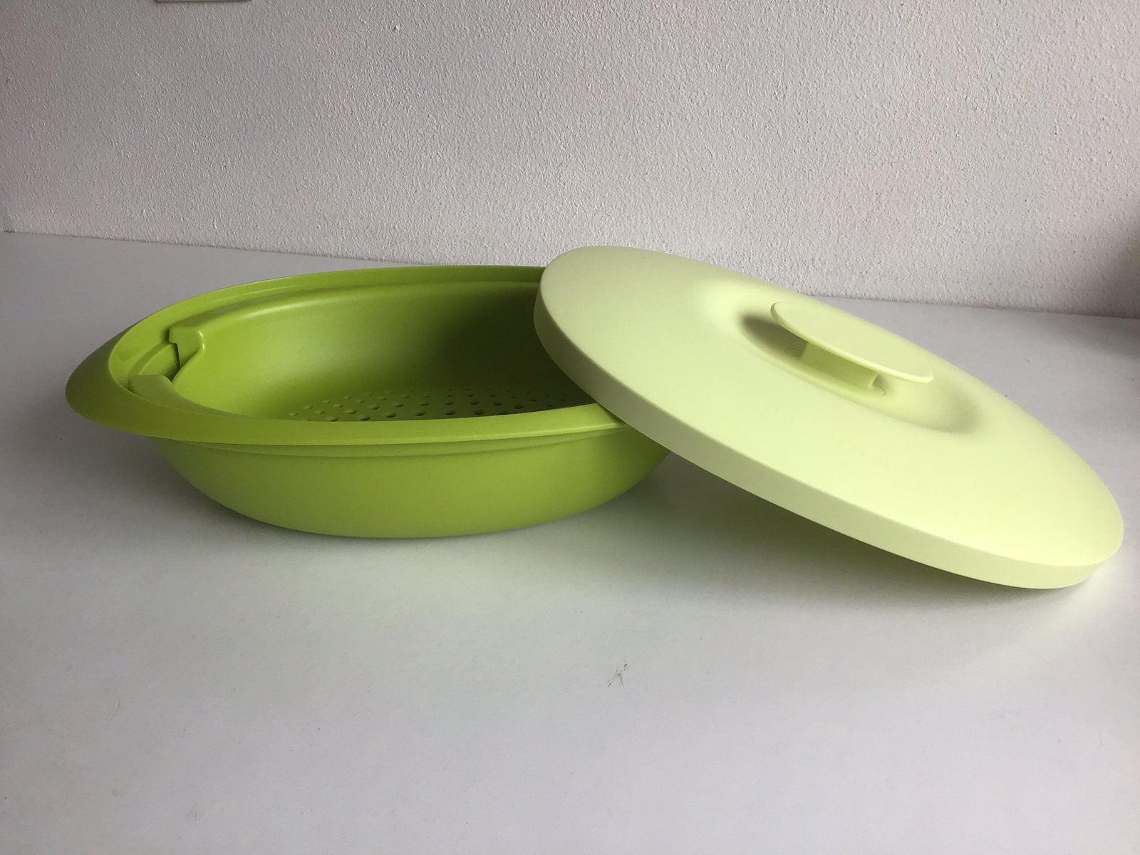 Tupperware Blossom serveerschaal met vergiet 1.8 liter NIEUW, Schaal, Nieuw, Ophalen of Verzenden, Met deksel