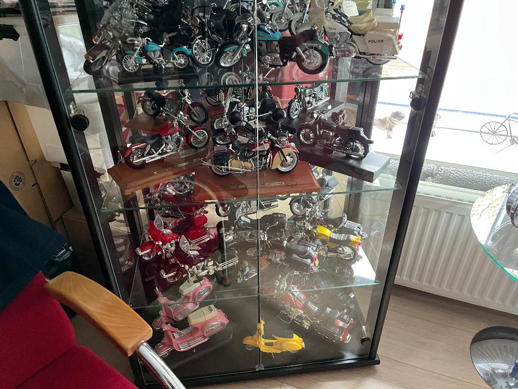 vitrine kast met motors, Ophalen, Zo goed als nieuw, Reclamebord