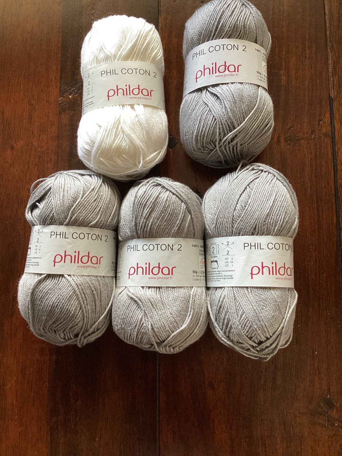 Phildar Phil Coton 2 - Grijze en witte bolletjes, Hobby en Vrije tijd, Ophalen of Verzenden, Nieuw, Breien of Haken, Wol of Garen