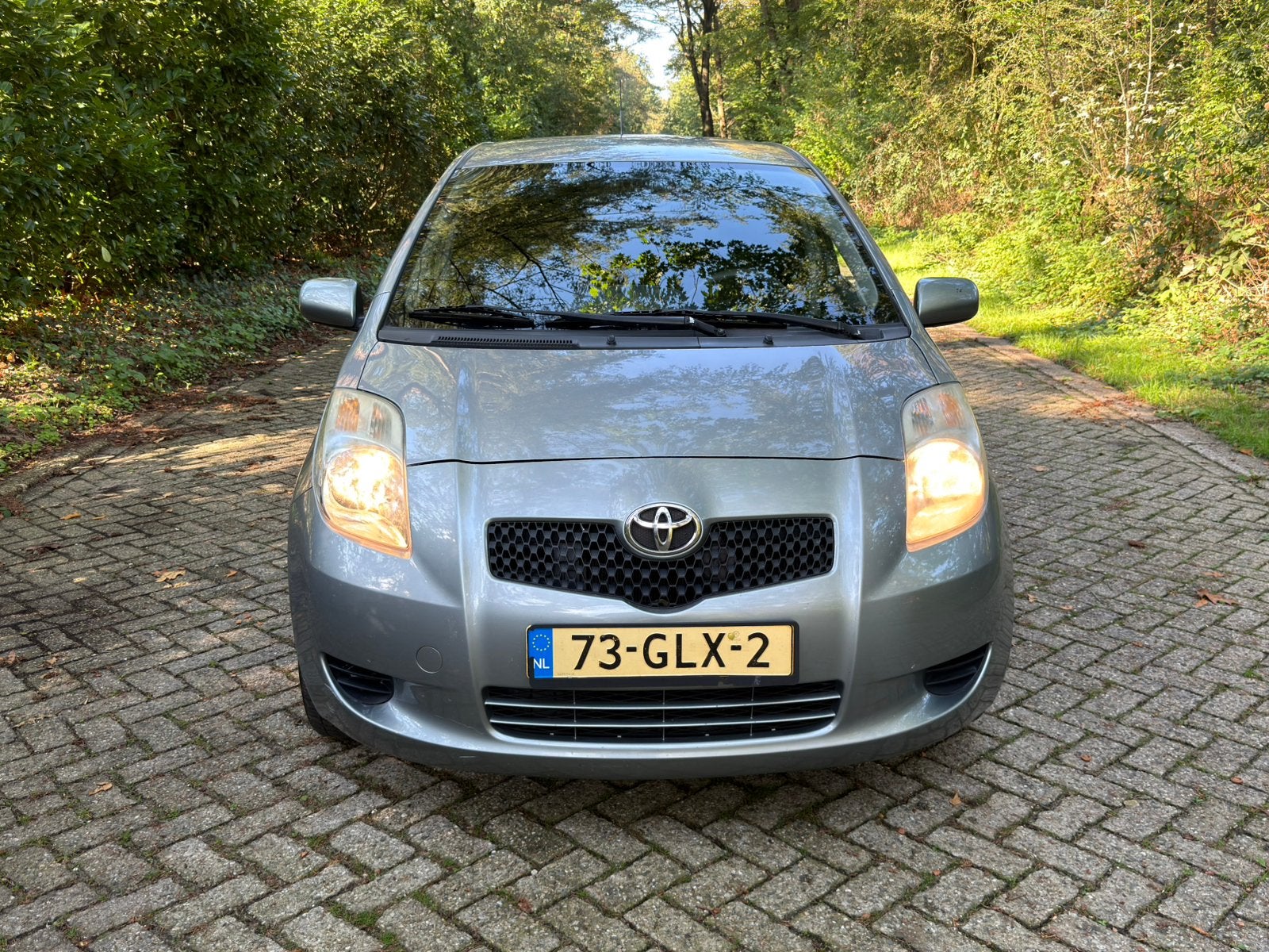 Foto 7 van Toyota Yaris 1.0 12V Vvt-i 5DR  2008 Grijs