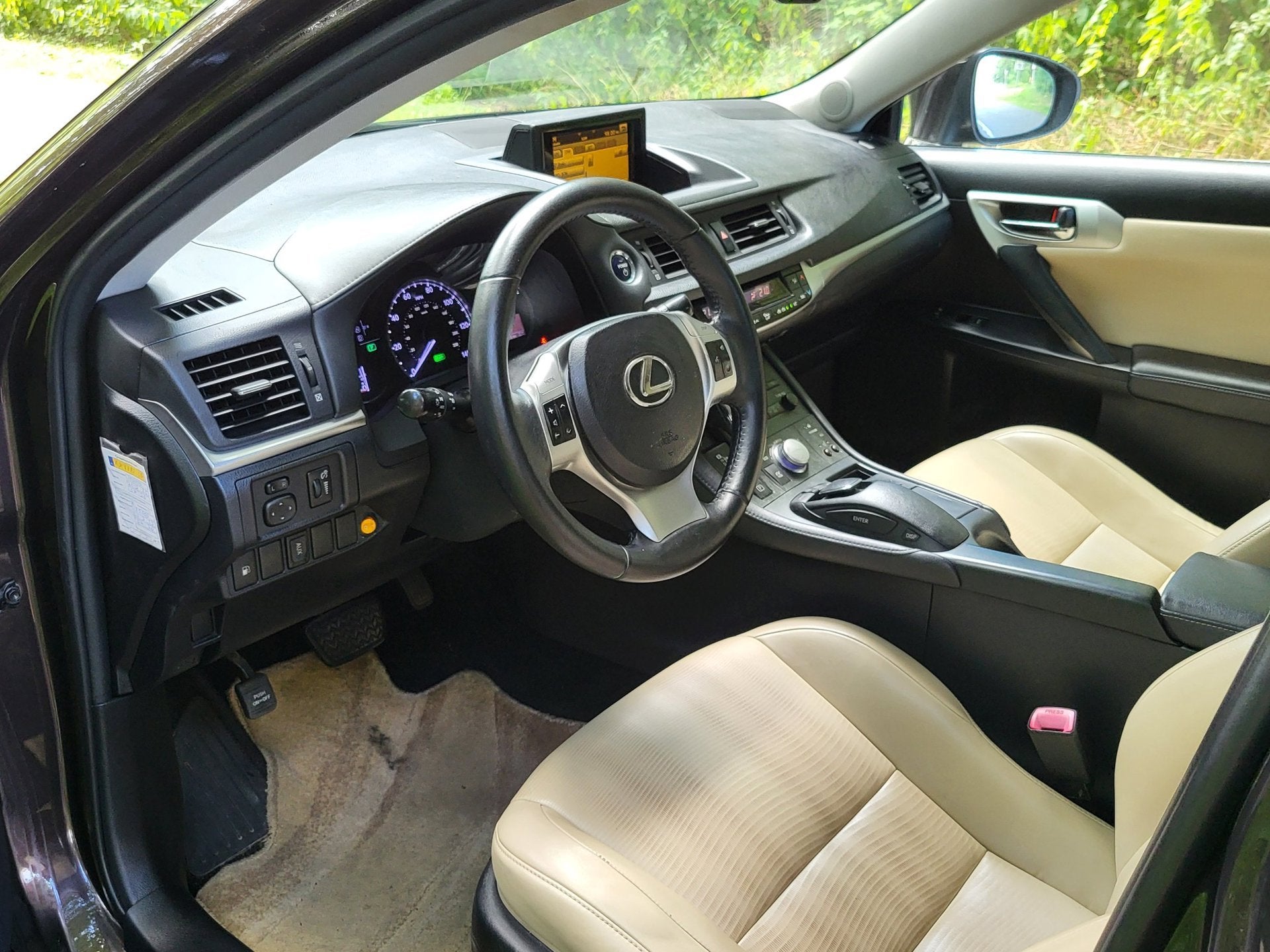 Lexus CT 200h Hybride 136 ch • Boîte auto • Cuir beige • GPS • Caméra de recul • Keyless