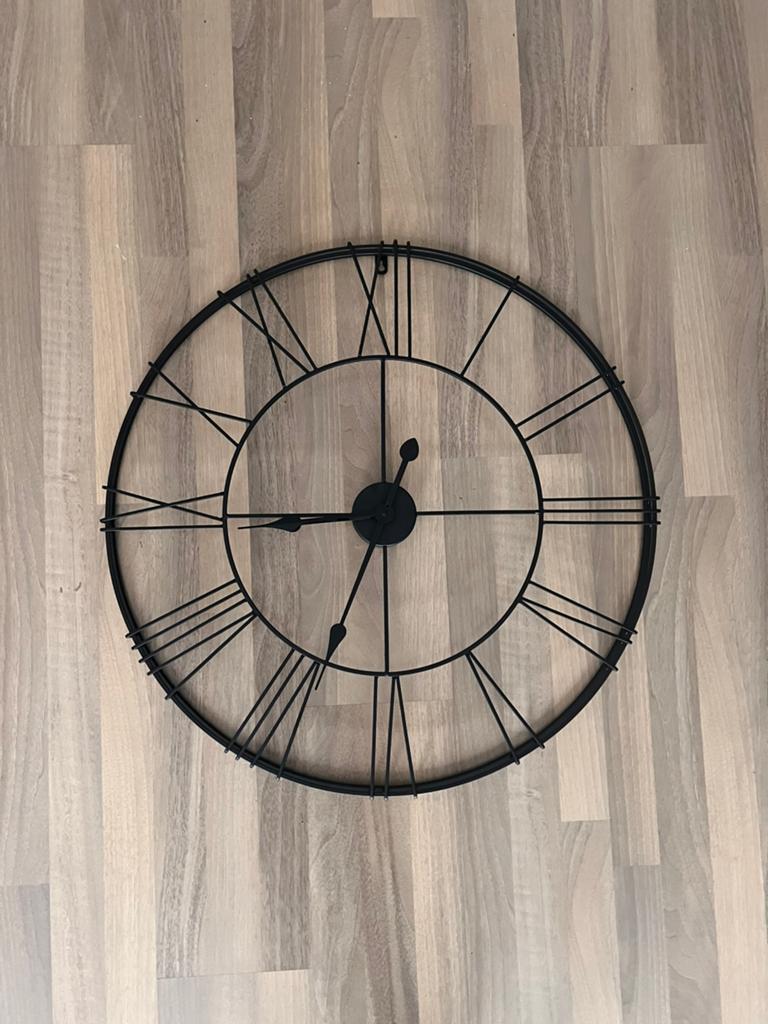Zwarte metalen wandklok met romeinse cijfers, Ophalen, Zo goed als nieuw, Wandklok