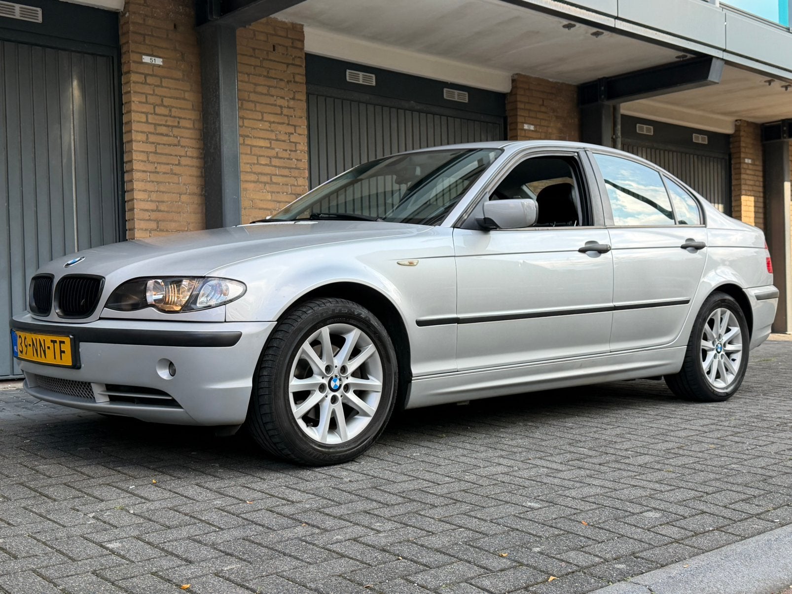 BMW 3-Serie 316 115 PK |NWE APK | CARPLAY | DEALEROND | LEER, Dealer onderhouden, Achterwielaandrijving, 1250 kg, Zwart
