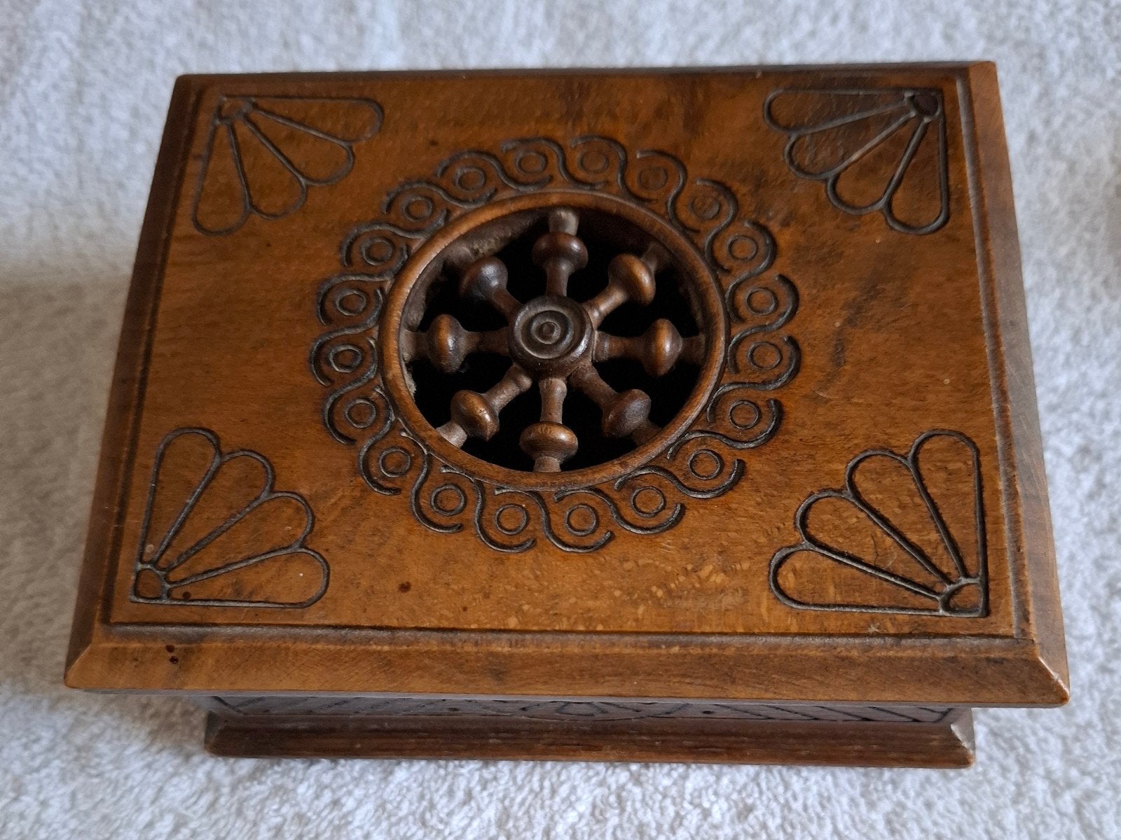 Antiek houten Sieradendoosje met Handgesneden Decoratie, Ophalen of Verzenden