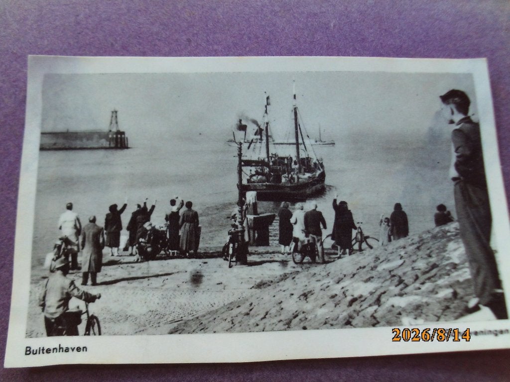 Scheveningen Buitenhaven uitvaart schippersboot mensen op ka, Ophalen of Verzenden, 1960 tot 1980, Ongelopen, Zuid-Holland
