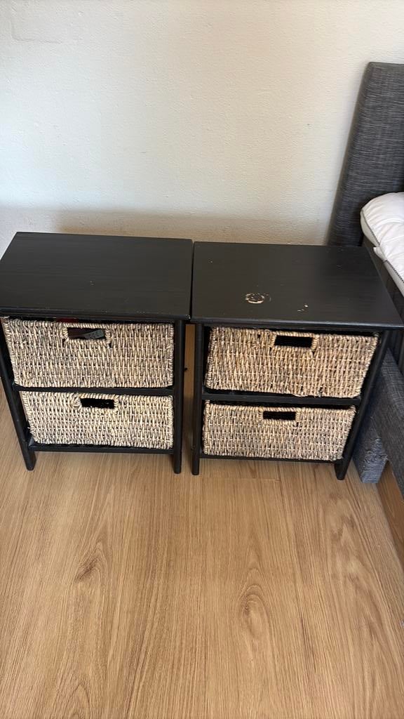Nachtkastjes zwart met rieten mandjes, Huis en Inrichting, Slaapkamer | Nachtkastjes, Ophalen, Gebruikt, Minder dan 45 cm, Minder dan 55 cm
