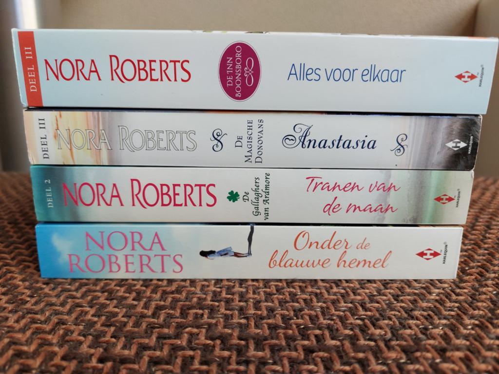 Nora Roberts Boekenpakket - 4 Romans, Ophalen of Verzenden, Gelezen, Nora Roberts, Europa overig