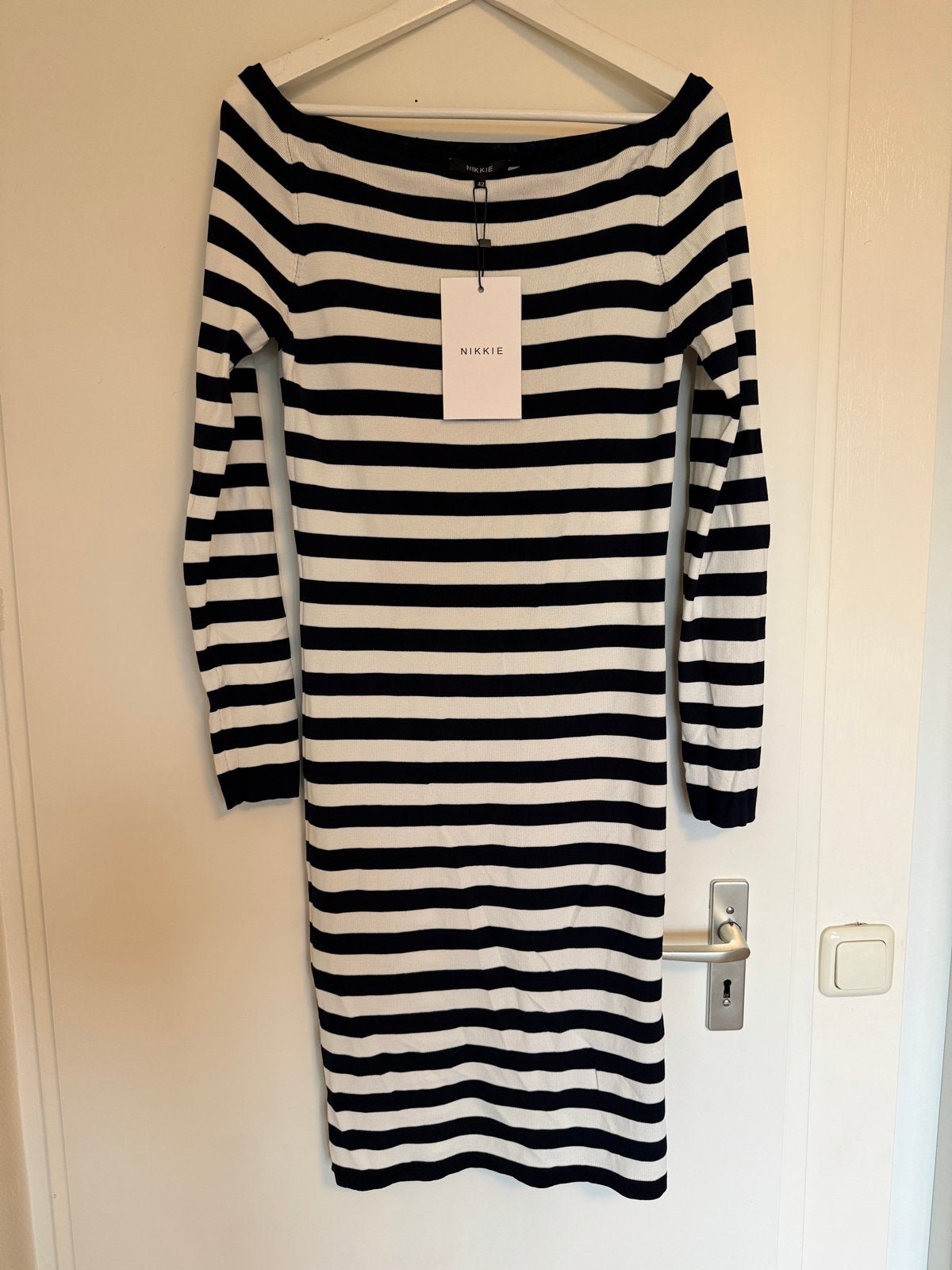 Nikkie Jolie Off Shoulder Jurk - Nieuw 42, Blauw, Maat 42/44 (L), Nieuw, Ophalen of Verzenden