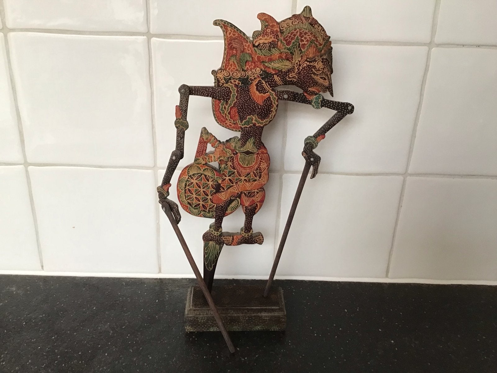Antieke Wajangpop op standaard - Indonesië, Antiek en Kunst, Hout, Handgemaakt, Ophalen of Verzenden, Indonesië