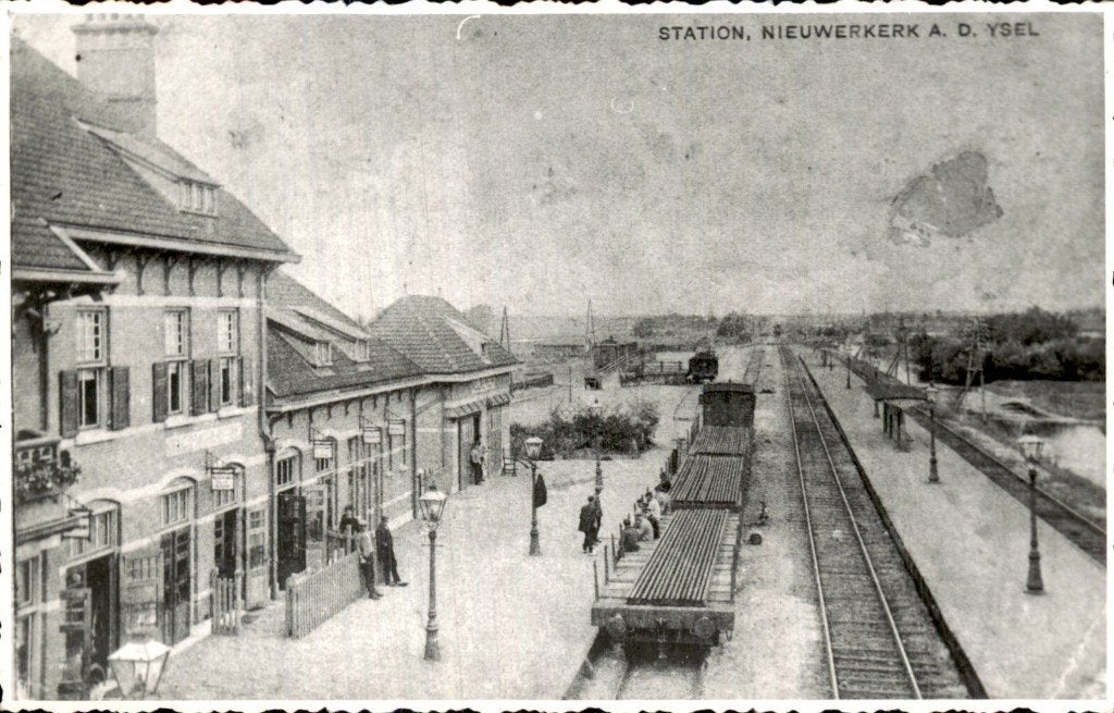 Nieuwerkerk a.d. Ysel - Station - Perron en goederewagens, Ophalen of Verzenden, 1920 tot 1940, Ongelopen, Zuid-Holland