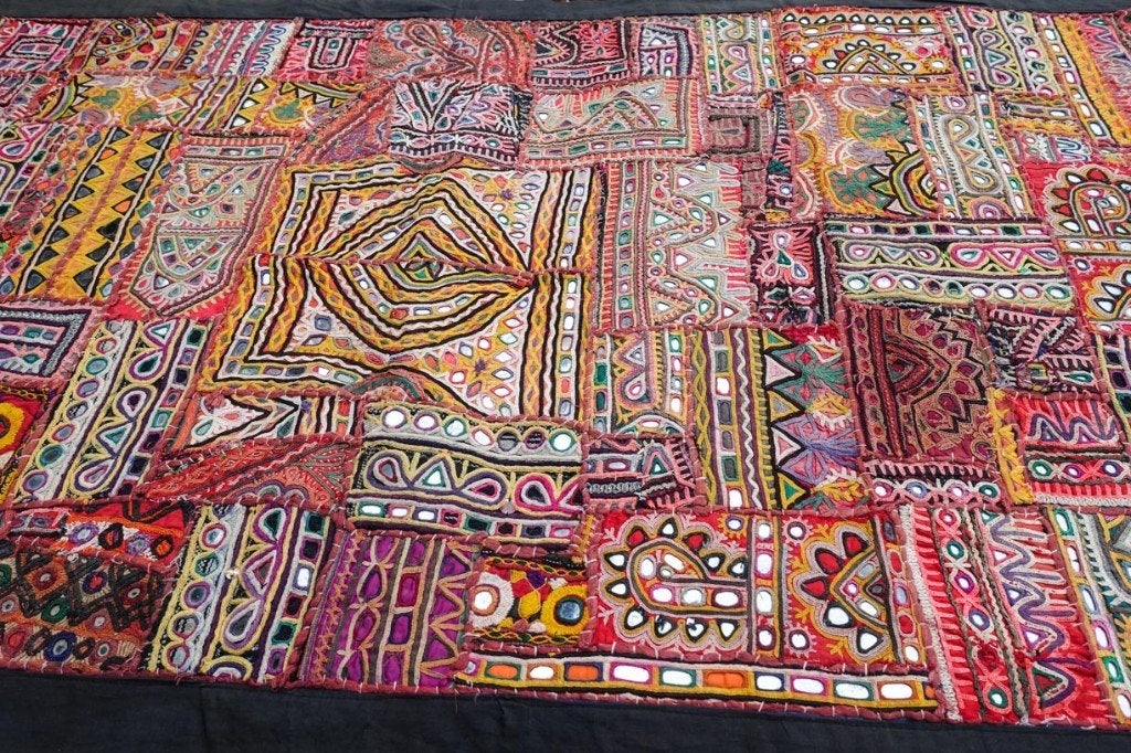 mooi antiek vintage kleed - borduurspiegelkunst - Rajasthan, Antiek en Kunst, Wanddecoratie, India, Handgemaakt, Meerkleurig