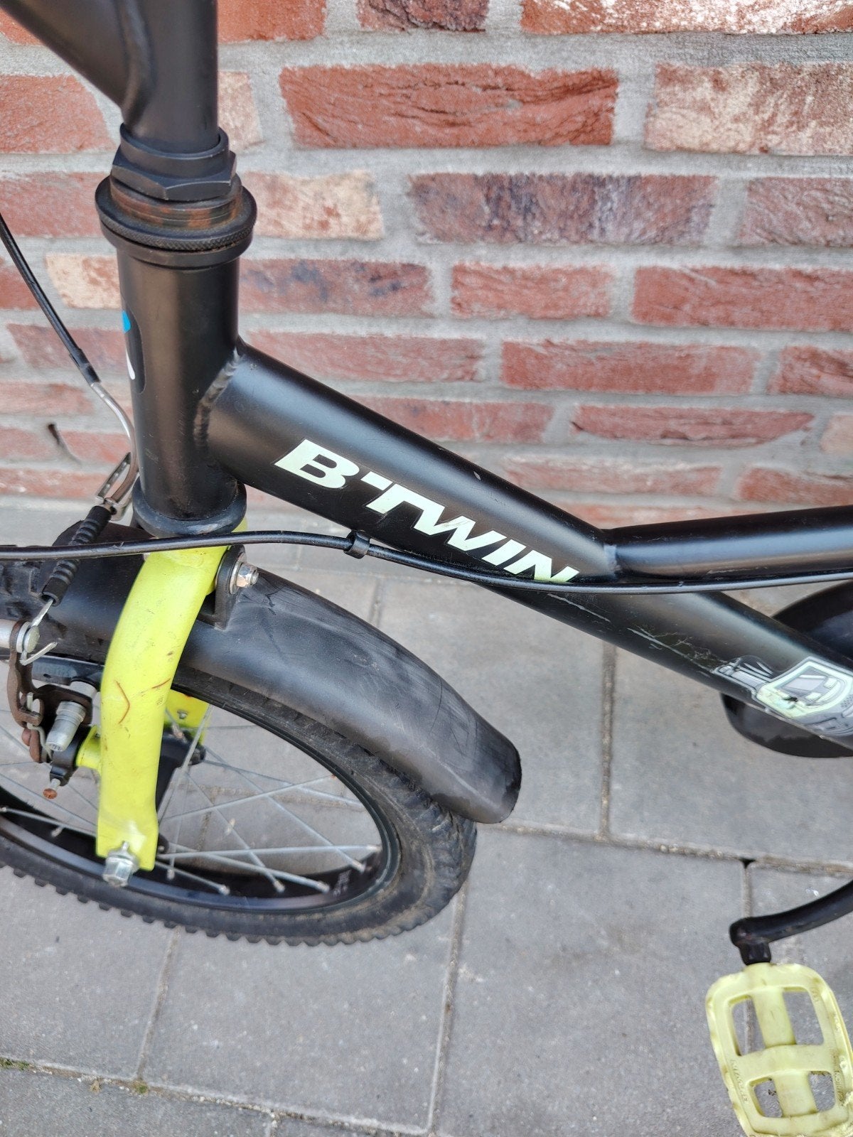 B'Twin kinderfiets 16 inch - Zwart/Geel, Fietsen en Brommers, Fietsen | Kinderfietsjes, Ophalen, Terugtraprem, B'Twin, 16 tot 20 inch