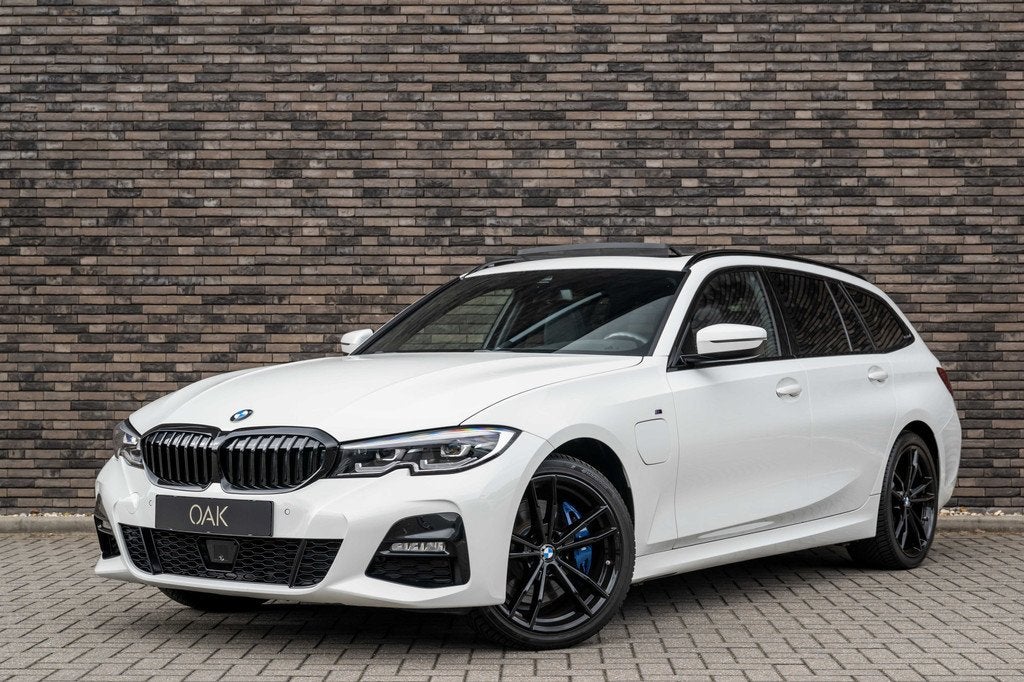 BMW 3 Serie Touring 330e | M-Sport | Live Cockpit | Panorama, Achterwielaandrijving, Gebruikt, 4 cilinders, Automatische klimaatregeling