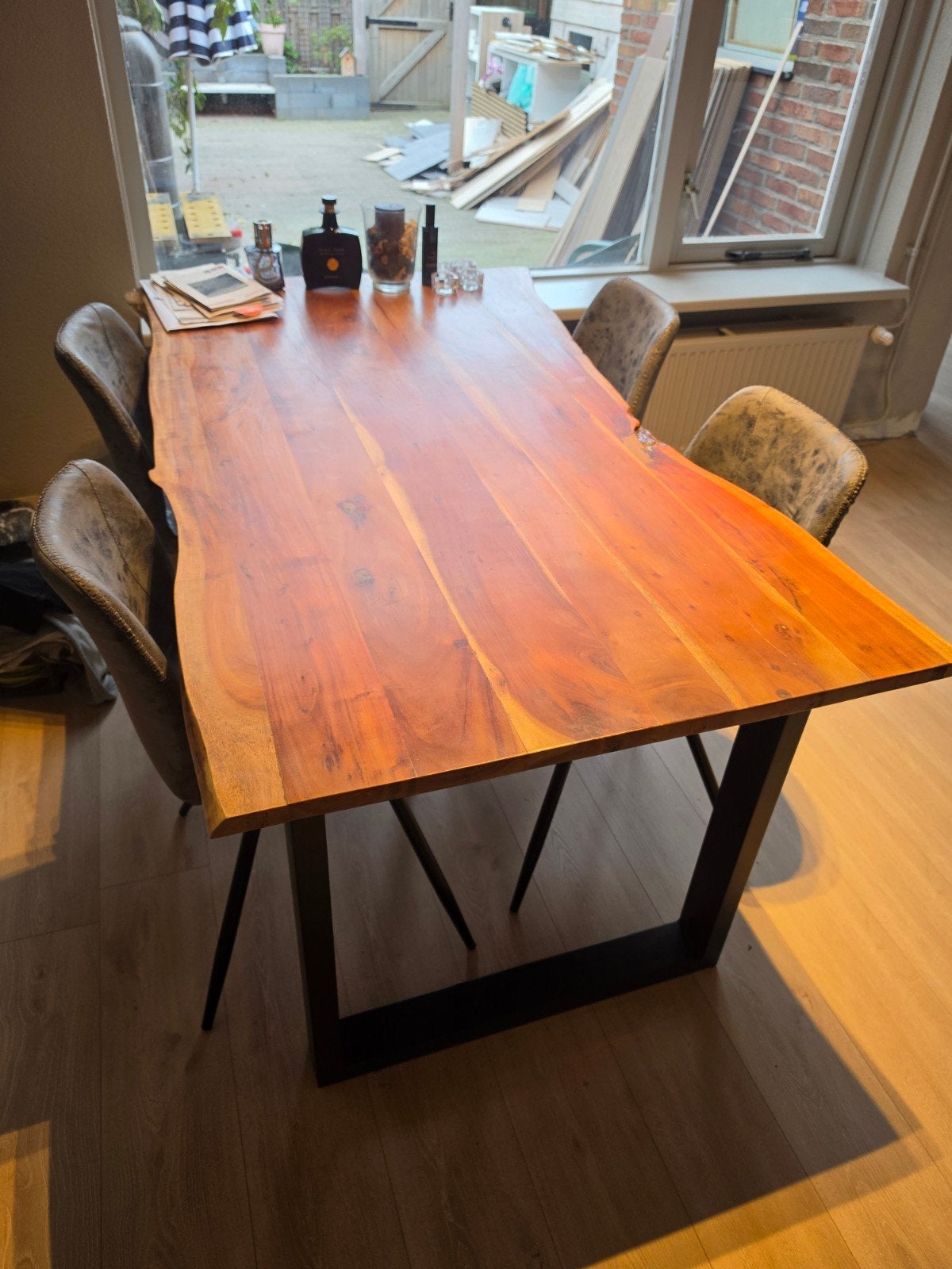 Massief houten eettafel met stalen onderstel en 4 stoelen, Industrieel, robuust, modern, 50 tot 100 cm, Zo goed als nieuw, 150 tot 200 cm