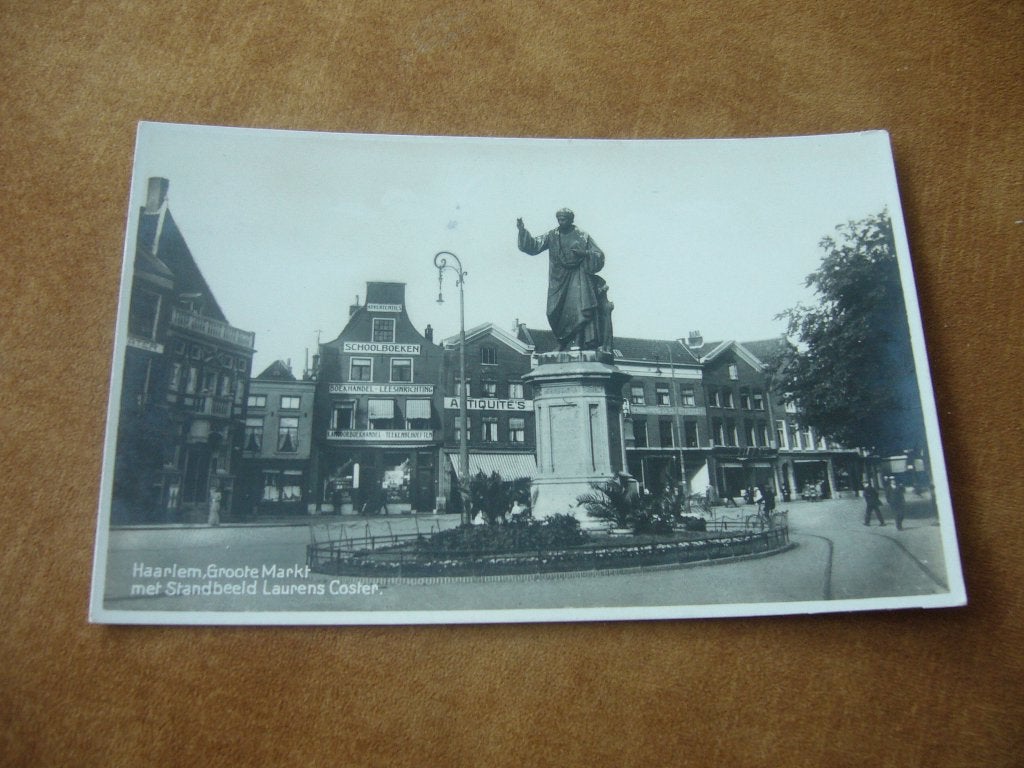 HAARLEM  =  GROOTE MARKT MET STANDBEELD LAURENS COSTER, Ophalen of Verzenden, 1920 tot 1940, Gelopen, Noord-Holland