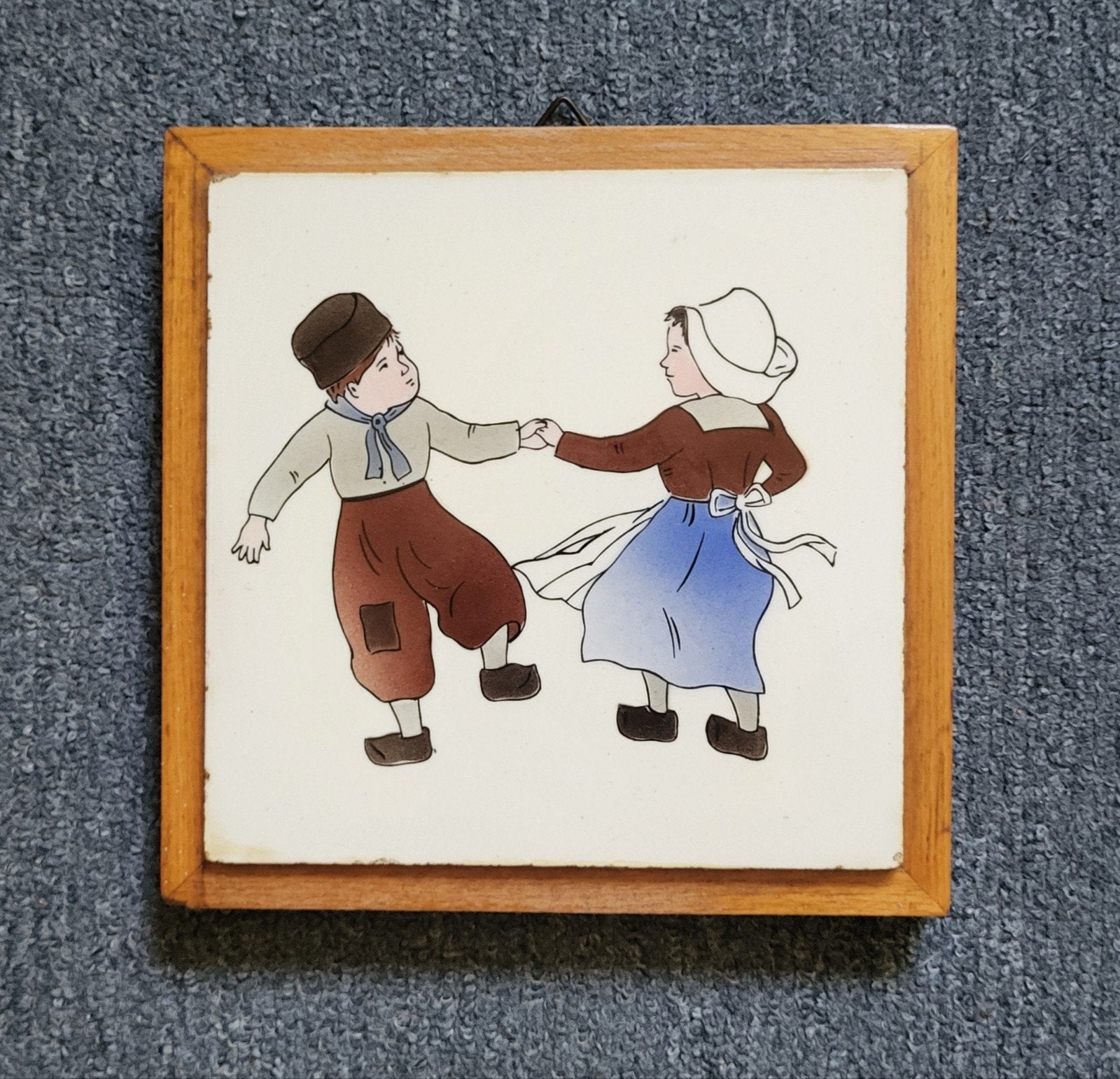Oude gekleurde tegel dansende kinderen in klederdracht, Antiek en Kunst, Ophalen of Verzenden