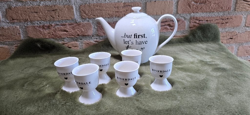 Riverdale theepot en eierdopjes, Ophalen of Verzenden, Zo goed als nieuw