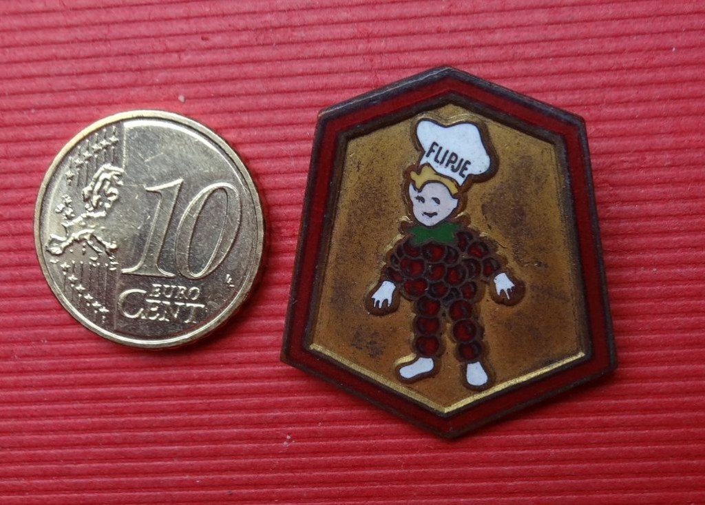 leuk oud en bijzonder speldje FLIPJE VAN TIEL 6-hoekig, Ophalen of Verzenden, Gebruikt, Figuurtje, Speldje of Pin