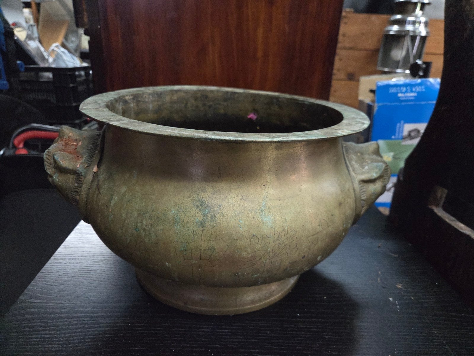 Antieke pot met leeuwenkoppen, Ophalen of Verzenden, Brons