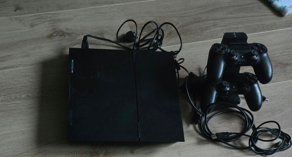 PS4 console inclusief 2 controllers en kabels, Spelcomputers en Games, Ophalen of Verzenden, Zo goed als nieuw, Met 2 controllers