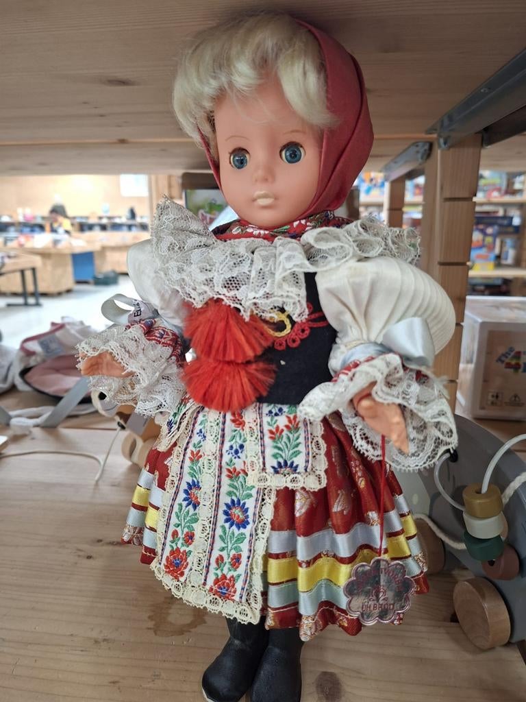 Vintage pop in traditionele klederdracht - Tsjechisch, Antiek en Kunst, Kunst | Designobjecten, Ophalen of Verzenden