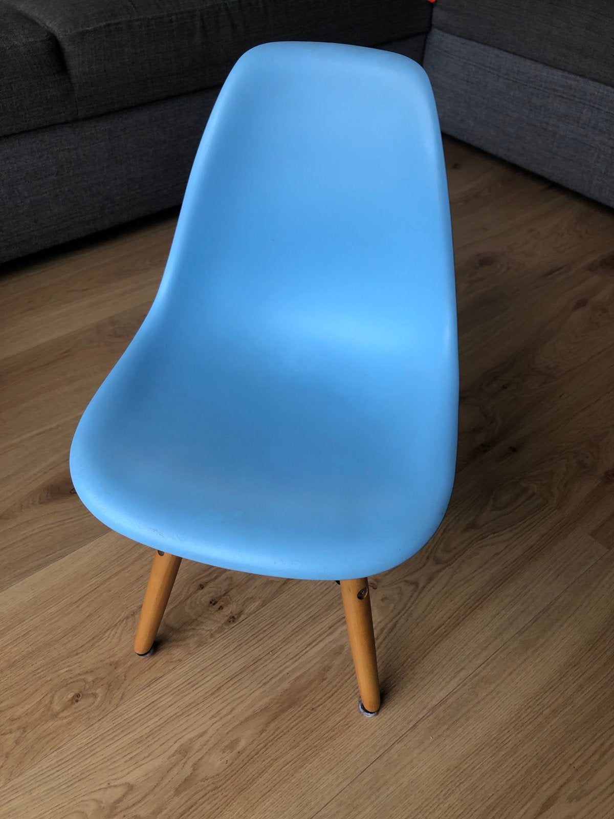 Leuke blauwe kinderstoel met houten poten ‘Eames stijl’, Ophalen, Gebruikt, Overige typen