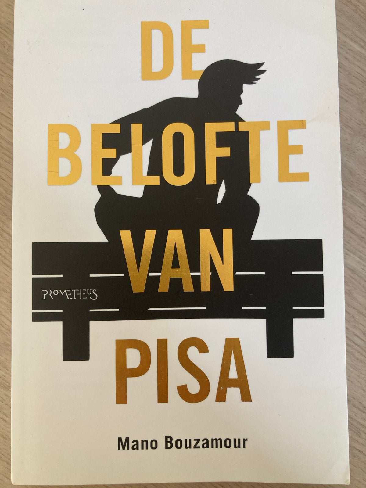 De belofte van Pisa - Mano Bouzamour, Boeken, Ophalen of Verzenden, Gelezen, Nederland